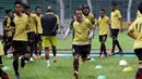 Yoo Hyun-goo tengah serius berlatih daya tahan fisik jelang laga Torabika SC 2016 melawan Persija Jakarta di Stadion Utama Gelora Bung Karno, Kamis (23/6/2016). (Bola.com/Nicklas Hanoatubun)