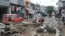 Pemandangan kerusakan usai banjir menerjang Perumahan Pondok Gede Permai, Jatiasih, Kota Bekasi, Jawa Barat, Kamis (2/1/2020). Derasnya terjangan banjir menyebabkan puluhan mobil terbalik dan belasan sepeda motor ringsek akibat terbawa arus. (merdeka.com/Iqbal Nugroho)