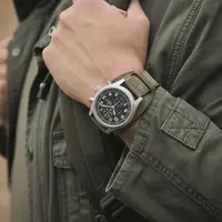 Jam tangan andalan tentara,Hamilton Khaki Field. Bentuk casing 44mm yang ramping, jarum nikel dengan radium Super-LumiNova  lama dan desain dial dengan karakteristik militer minuterie memberikan pengaruh yang jelas dari jam tangan tentara klasik ini. (dok/Hamilton).