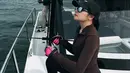 Aksesori yang dipilih pun tak kalah stylish, Prilly memakai topi hitam sporty dari Alo, kacamata hitam oversized yang mempertegas aura bintangnya, serta sarung tangan pink mencolok yang membuat look-nya semakin standout.  [@prillylatuconsina96].
