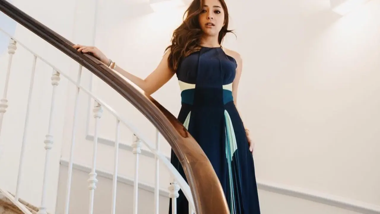 [Bintang] Sosialita
