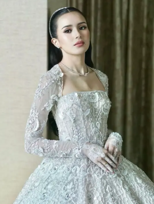 Diambil dari keterangan Monica Ivena di akun Instagramnya, Beby menginginkan tampilan ballgown princess yang tak lekang oleh Waktu. [Foto: Instagram/bebytsabina]