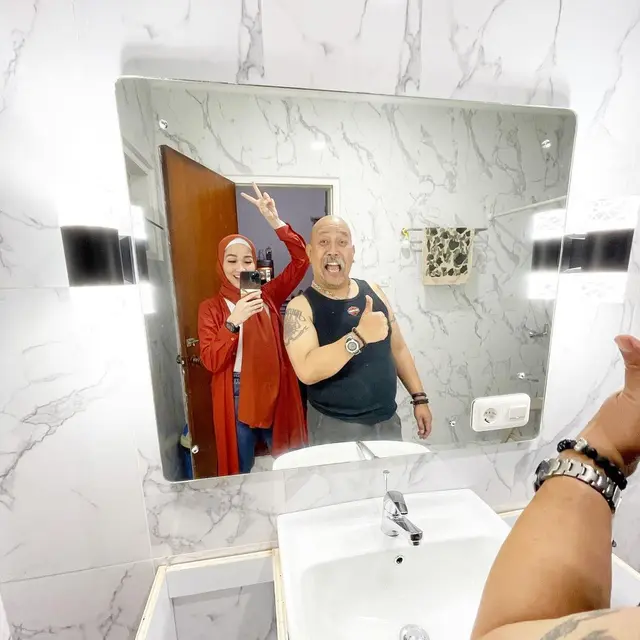6 Potret Indro Warkop Bareng Putrinya Hada Kusumonegoro, Penuh Kehangatan