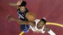 Aksi pemain Cleveland Cavaliers, Jeff Green (kanan) melakukan tembakan saat diadang pemain  Orlando Magic, Elfrid Payton pada lanjutan NBA basketball game di Quicken Loans Arena, (18/1/2018). Cavaliers menang 104-103. (AP/Tony Dejak)