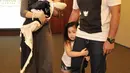 Nia Ramadhani dan Ardi Bakrie memberi nama anak kedua mereka, Mainaka Zanatti Bakrie, Jakarta, Rabu (25/11/2015). Arti nama Mainaka adalah gunung dengan hati yang baik. (Liputan6.com/Faisal R Syam)