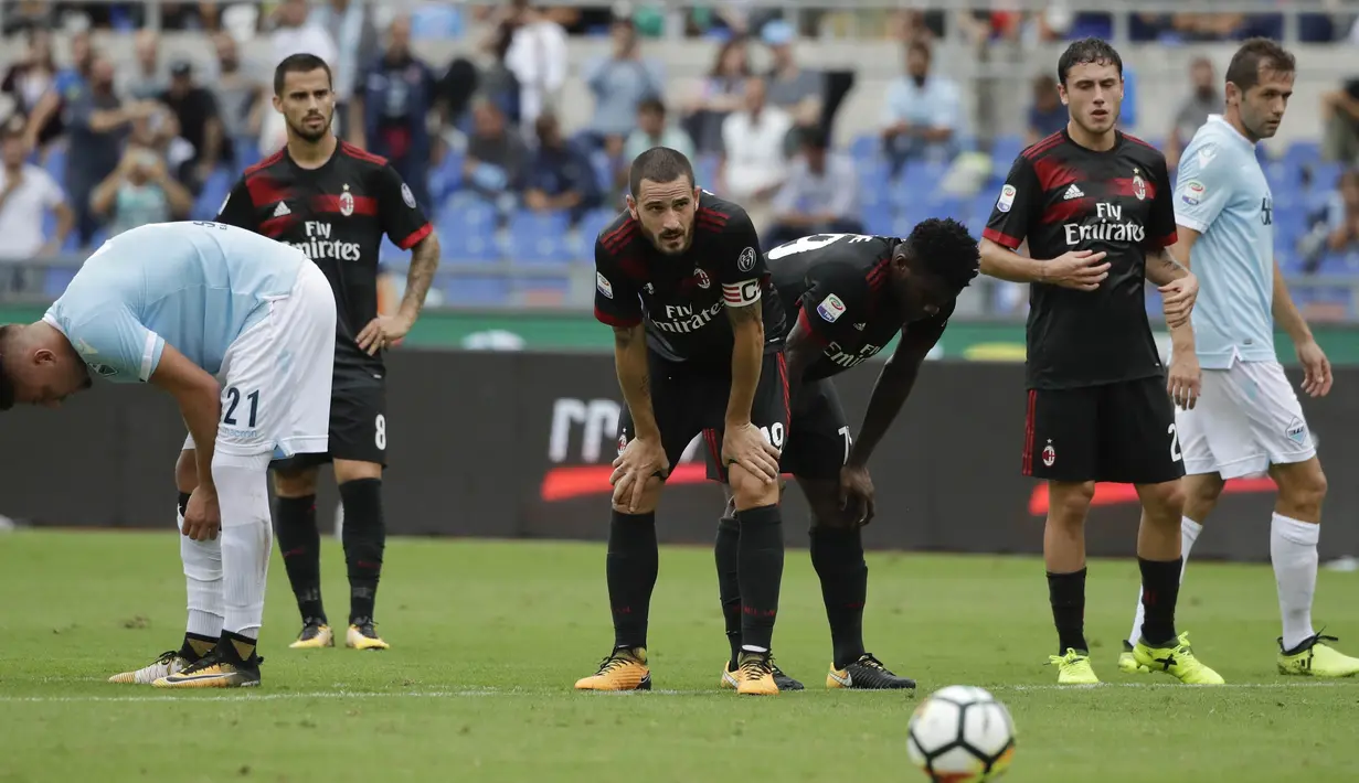 Para pemain AC Milan tertunduk lesu usai gawangnya kebobolan dari pemain Lazio, Ciro Immobile pada lanjutan Serie A di Rome Olympic stadium, (10/9/2017). Lazio menang 4-1. (AP/Alessandra Tarantino)