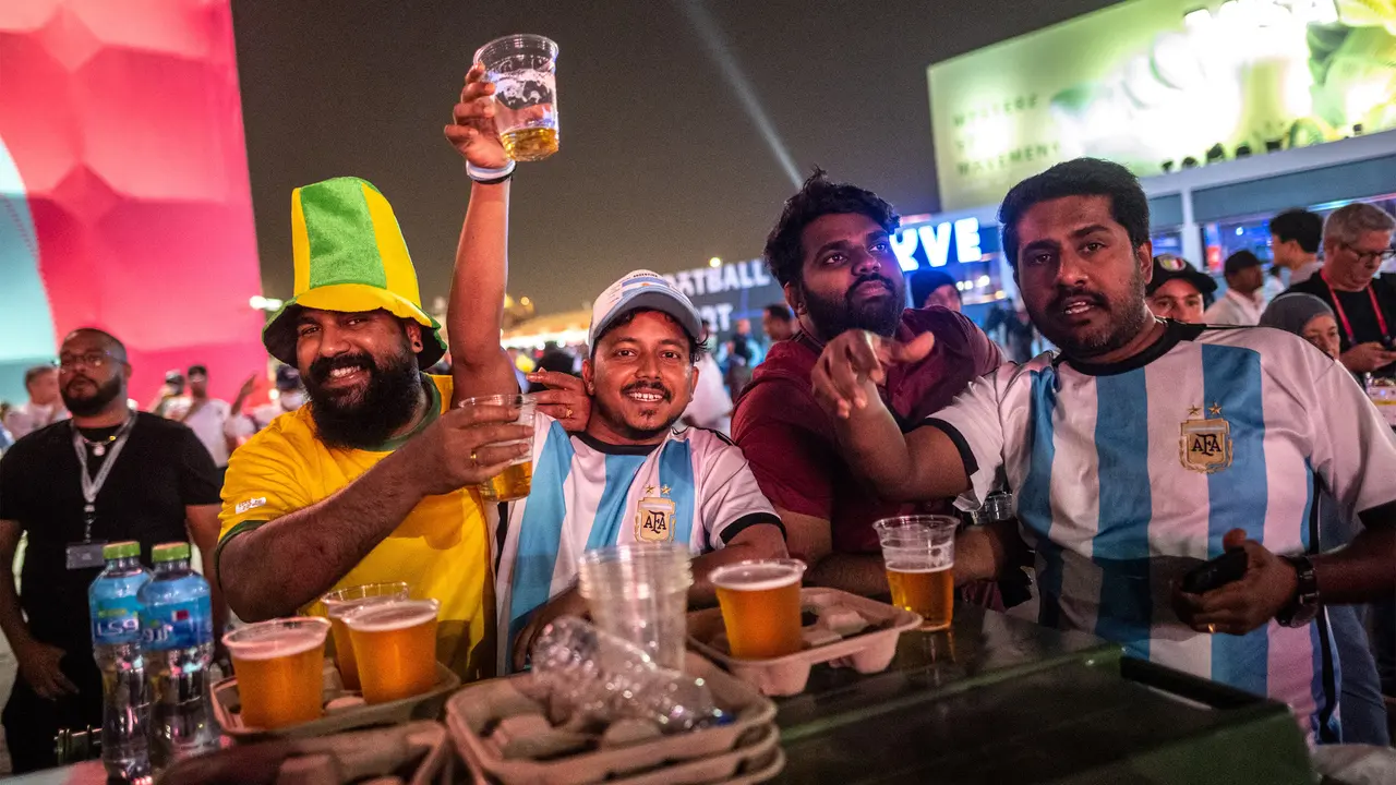 Foto: Menikmati Bir di Pembukaan FIFA Fan Festival Piala Dunia 2022