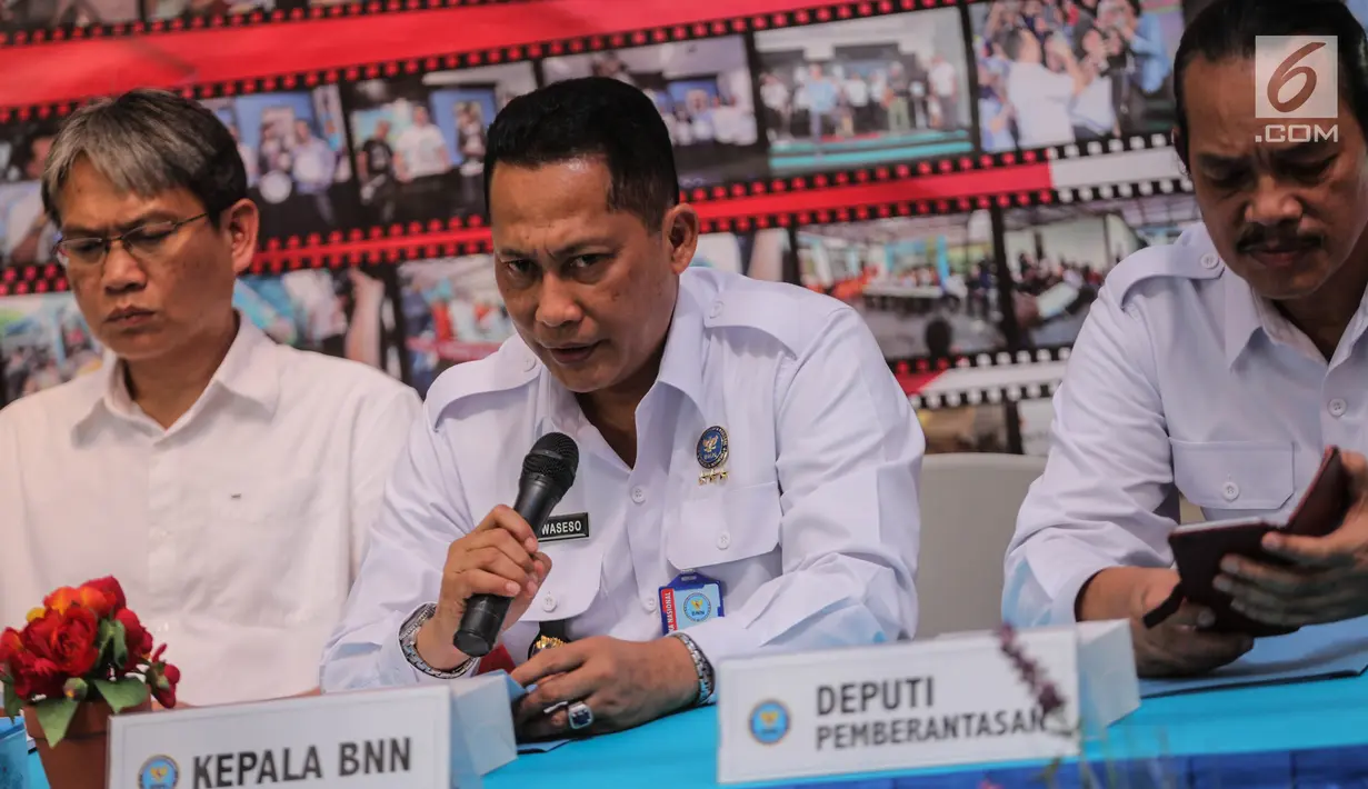 Kepala BNN Komjen Pol Budi Waseso memberikan keterangan saat pemusnahan barang bukti sabu di Jakarta, Kamis (14/9). BNN memusnahkan 39,96 kg sabu hasil dari penangkapan jaringan internasional sindikat narkotika Aceh - Malaysia (Liputan6.com/Faizal Fanani)
