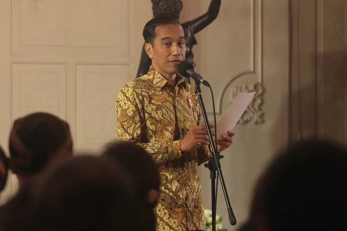 Presiden Joko Widodo menghadiri acara syukuran 50 tahun Batik Danar Hadi di Solo, Sabtu malam, 9 Desember 2017.