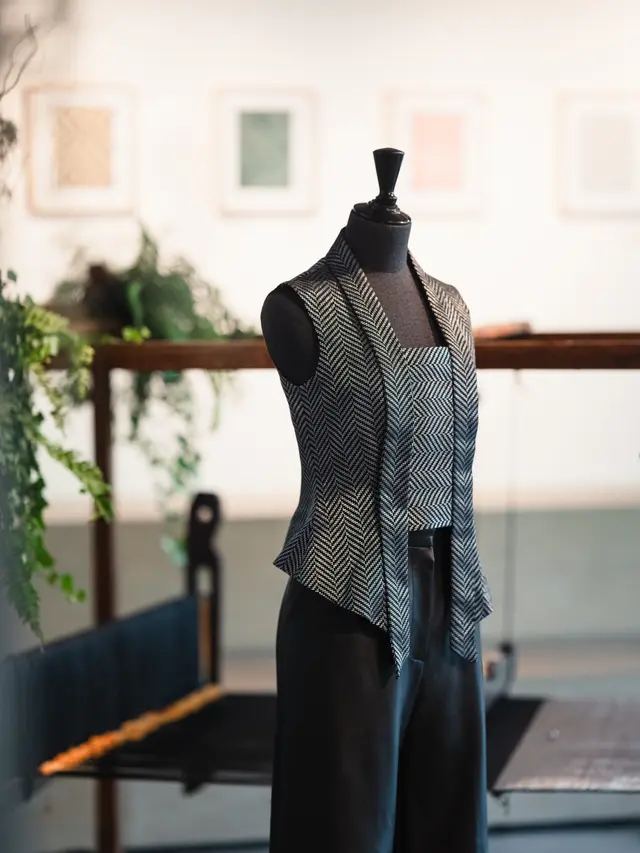 Sentuhan Couture Didit Hediprasetyo di Kamera Leica Edisi Terbatas, Angkat Keindahan Songket Indonesia Lewat Lensa