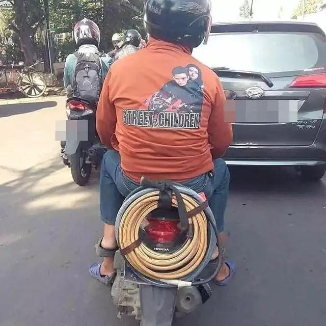 6 Plesetan Merek Jaket Nyeleneh Ini Bikin Senyum Tipis, Tetap Tampil Keren