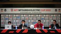 Pelatih Timnas Indonesia, Shin Tae-yong (kiri kedua) memberikan keterangan saat konferensi pers mengelang laga semifinal Piala AFF 2022 antara Timnas Indonesia melawan Timnas Vietnam yang berlangsung di Stadion Utama Gelora Bung Karno (SUGBK), Jakarta, Kamis (05/01/2023). (Bola.com/Bagaskara Lazuardi)