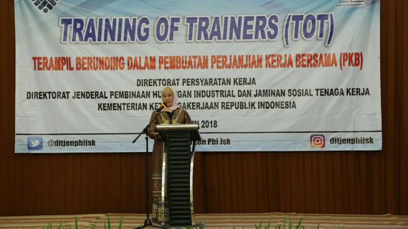 Haiyani Rumondang, saat memberikan sambutan pada acara "Training of Trainers (TOT) Terampil Berunding Dalam Pembuatan Perjanjian Kerja Bersama" di Tangerang, Banten, Sabtu (7/4/2018).