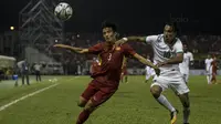 Striker Timnas Indonesia, Ezra Walian, berebut bola dengan pemain Vietnam pada laga SEA Games di Stadion MPS, Selangor, Selasa (22/8/2017). Kedua negara bermain imbang 0-0. (Bola.com/Vitalis Yogi Trisna)