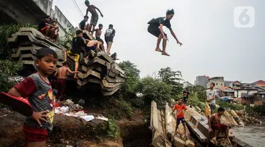 Anak-anak bermain di Sungai Ciliwung, Jakarta, Selasa (24/8/2021). Sungai Ciliwung menjadi tempat alternatif untuk bermain di kala pandemi karena ditutupnya ruang-ruang bermain atau taman kota, dan juga karena kurangnya ruang bermain bagi anak-anak. (Liputan6.com/Johan Tallo)