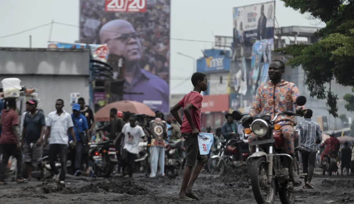 Ribuan TPS, terutama di daerah-daerah terpencil, mungkin masih belum mendapatkan apa yang mereka butuhkan pada hari Rabu. (AP Photo/Samy Ntumba Shambuyi)