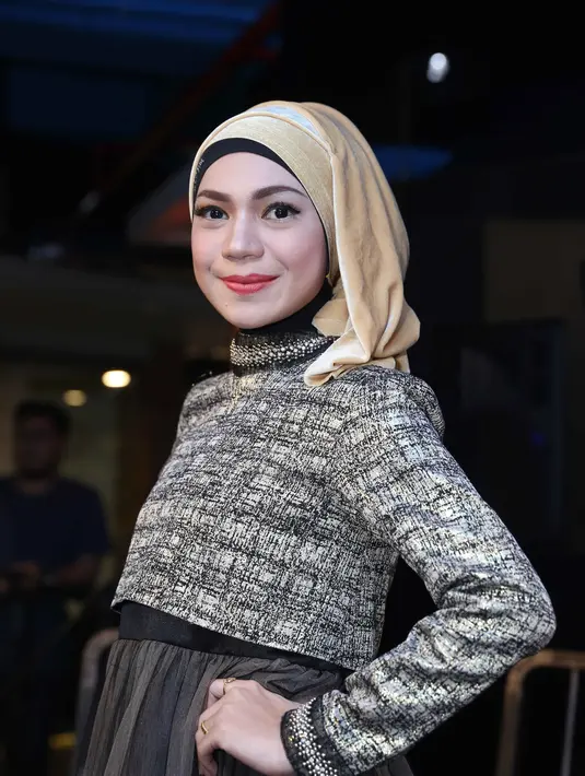 Menurut Dwiki di kantor Warner Music Indonesia, kawasan Gambir, Jakarta Pusat, Rabu (13/1). Suara Indah jernih, lembut sehingga cocok menyanyikan lagu Rabbana.(Nurwahyunan/Bintang.com)