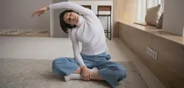 Sore hari adalah waktu terbaik untuk reset tubuh dan pikiran lewat rutinitas peregangan yang menenangkan. [Dok/Pexels.com/KATRIN BOLOVTSOVA].