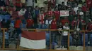 Suporter saat menyaksikan pertandingan antara Indonesia melawan Suriah U-23 pada laga persahabatan di Stadion Wibawa Mukti, Cikarang, Sabtu (18/11/2017). Indonesia kalah 0-1 dari Suriah U-23. (Bola.com/ M Iqbal Ichsan)