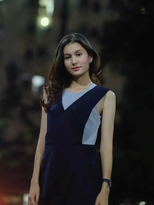 Zoe yang memiliki banyak gaya busana, beberapa kali tampil feminim. Hal ini pun diunggahnya dalam media sosial Instagramnya yang buat para penggemar memuji akan penampilannya. (Liputan6.com/IG/zoeabbasjackson).