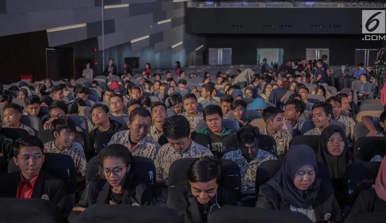 Peserta Emtek Goes To Campus (EGTC) 2018 memadati Auditorium Kampus Timur, Universitas Kristen Petra, Surabaya, Rabu (14/11). Gelaran EGTC ini juga akan menjadi ajang berbagi pengetahuan antar praktisi untuk para mahasiwa. (Liputan6.com/Faizal Fanani)