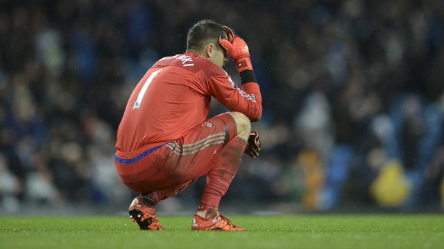 Sundulan Kiper Ini Nyaris Membobol Gawang Manchester United