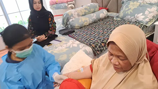 Muryanah (66), warga Koang Karawaci, Kota Tangerang, Banten yang melakukan perawatan pasca-operasi bypass jantung. Dia mengaku melakukan perawatan di rumah lantaran menjaga tubuhnya pasca-operasi dilakukan.