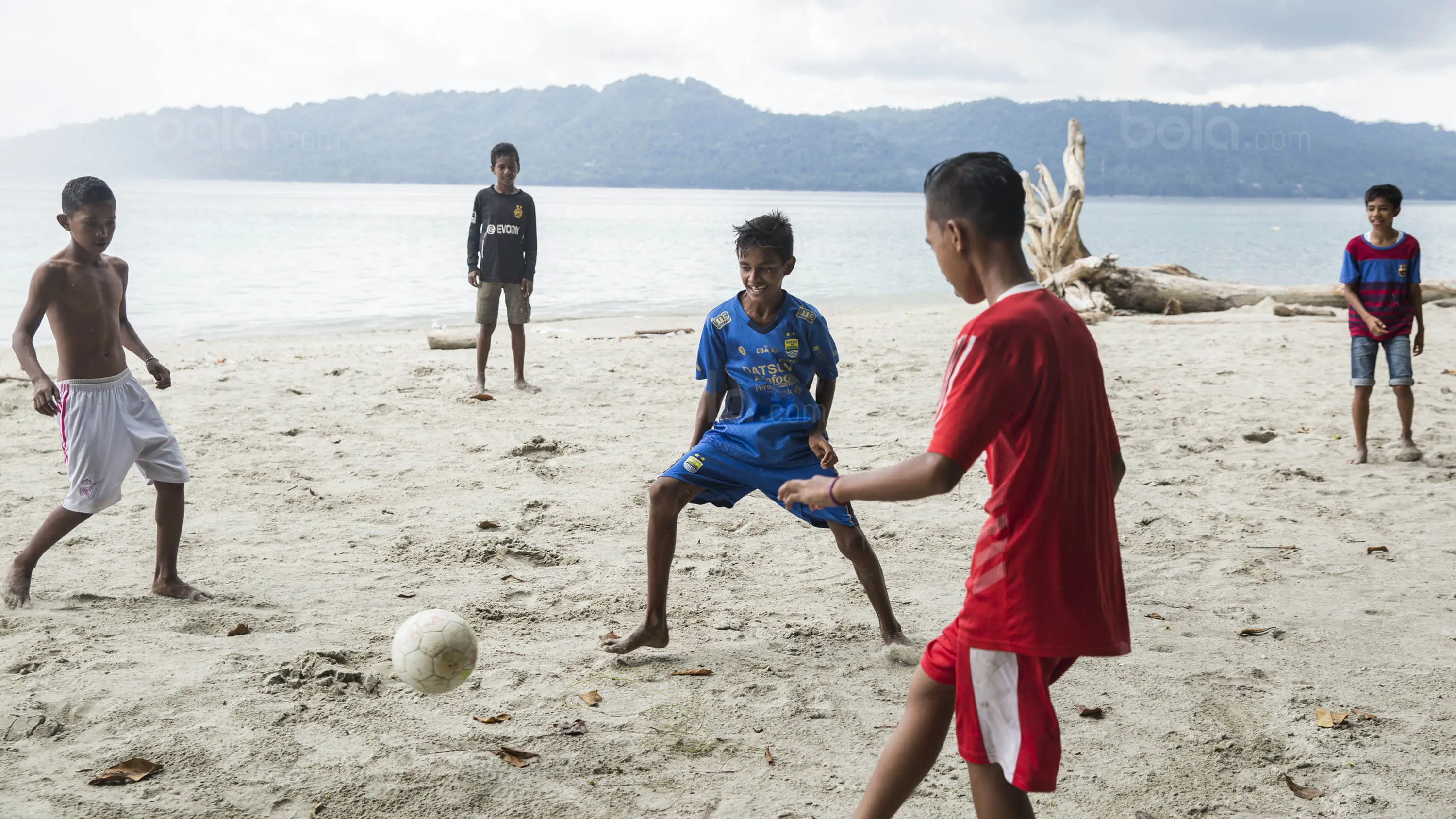 Pesepak bola SSB Tulehu Putra, Ilham Lestaluhu berusaha merebut bola saat latihan di Pantai Tial. (Bola.com/Vitalis Yogi Trisna)