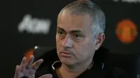 Pelatih Manchester United (MU), Jose Mourinho, dengan rambut barunya jelang laga melawan Hull City. (Twitter/Manchester United)