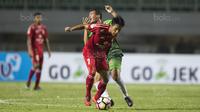 Gelandang Semen Padang, Rudi, melewati kejaran gelandang PS TNI, Guntur Triaji, pada laga Liga 1 di Stadion Pakansari, Bogor, Minggu (30/7/2017). PS TNI menang 2-1 atas Semen Padang. (Bola.com/Vitalis Yogi Trisna)
