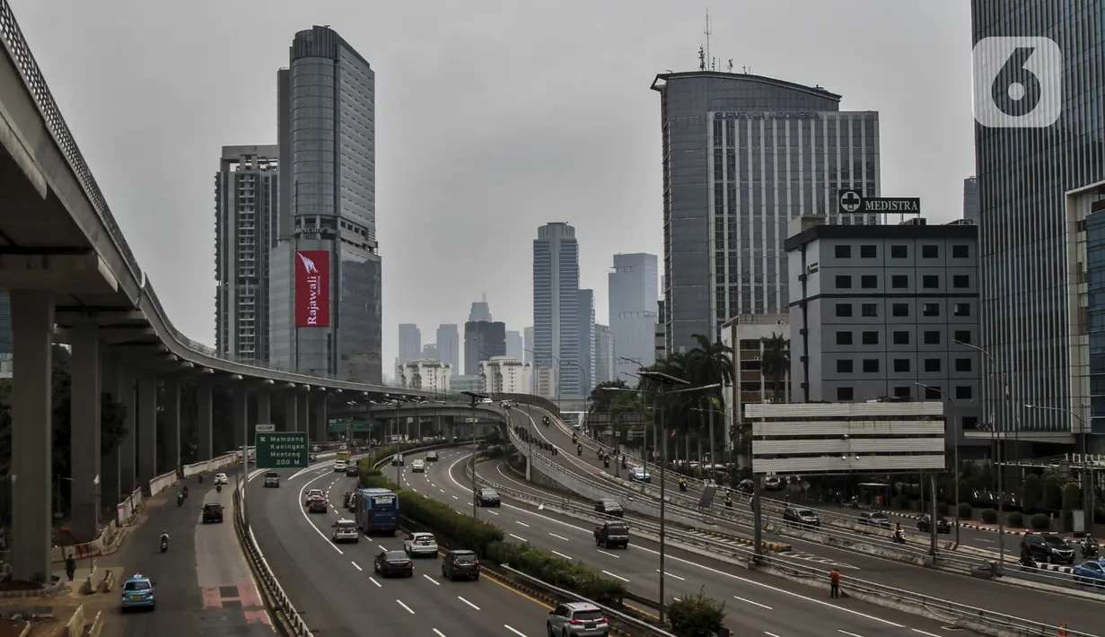 Suasana lalu lintas yang terlihat ramai lancar di Jalan Gatot Subroto, Jakarta, Senin (14/9/2020). Pemprov DKI Jakarta menerapkan PSBB Ketat mulai 14 September 2020 dengan menutup sementara lima pusat kegiatan di antaranya sekolah, pariwisata, dan sarana olahraga. (Liputan6.com/Johan Tallo)