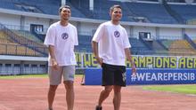 Al Hamra Hehanussa dan Muhammad Rezaldi Hehanussa, pemain Persib Bandung. (Dok. ileague.id)