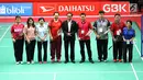 Presiden Jokowi (belakang tengah) foto bersama sejumlah atlet dan menteri usai meresmikan hasil renovasi Istora Senayan, Jakarta, Selasa (23/1). Istora Senayan akan menjadi salah satu arena Asean Games 2018. (Liputan6.com/Angga Yuniar)