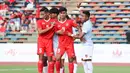 <p>Dua pemain Timnas Indonesia U-22, Rizky Ridho Ramadhani (kiri) dan Ramadhan Sananta ditempel ketat pemain Myanmar saat terjadi sepak pojok pada laga kedua Grup A SEA Games 2023 di Olympic Stadium, Phnom Penh, Kamboja, Kamis (4/5/2023). (Bola.com/Abdul Aziz)</p>