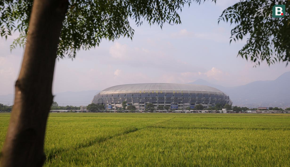 Stadion GBLA tampak indah jika dilihat dari luar karena dibangun di areal persawahan dan dihiasi dengan pemandangan berbukit. (Bola.com/Bagaskara Lazuardi)