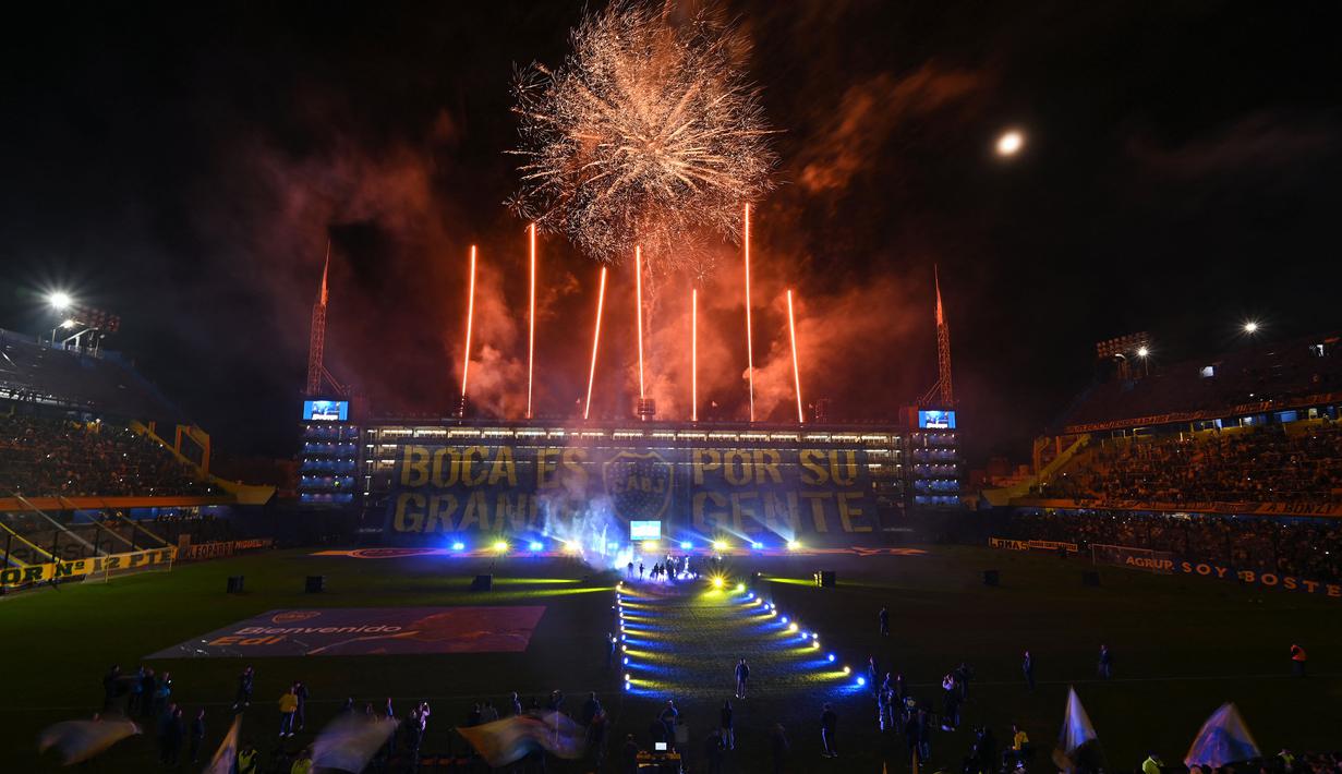 Pesta kembang api saat perkenalan pemain baru Boca Juniors, Edinson Cavani di Stadion La Bombonera, Argentina, Senin (31/07/2023) waktu setempat. (AFP/Luis Robayo)