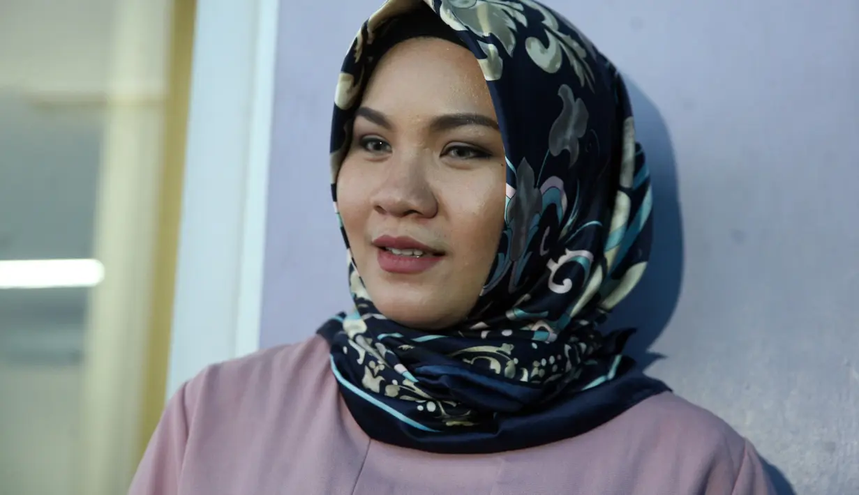 Tekad Georgia Aisyah bercerai dengan Aldi Taher sudah tak bisa lagi di tawar. Meski kini tengah hamil anak kedua dari pernikahannya dengan pesinetron tersebut, tapi itu tak menyurutkan niatnya untuk mengakhiri rumah tangganya. (Nurwahyunan/Bintang.com)