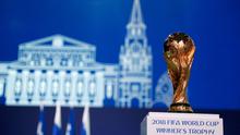 Trofi Piala Dunia ditampilkan dalam kongres FIFA di Moskow, Rusia, Rabu (13/6). Sebagian pengamat memprediksi Maroko akan gagal untuk menjadi tuan rumah Piala Dunia 2026. (AP Photo/Pavel Golovkin)