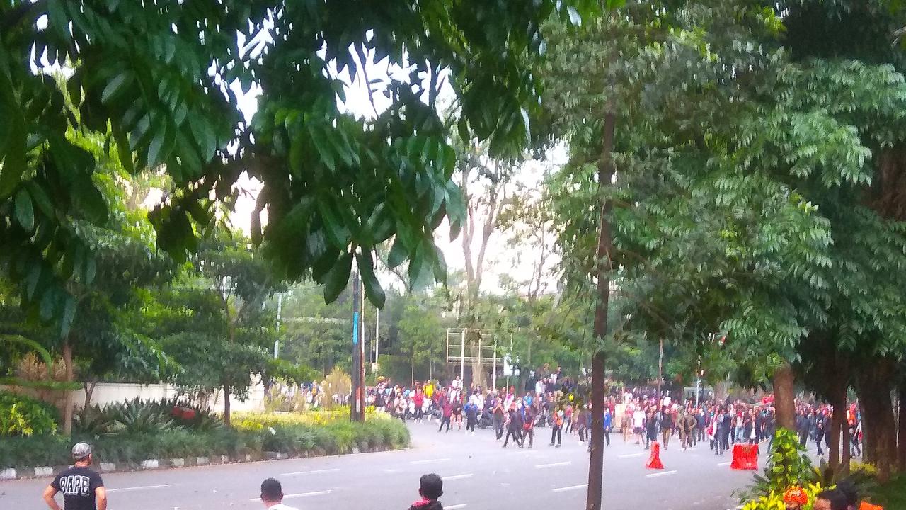 Demonstrasi menolak Omnibus Law atau UU Cipta Kerja di Bandung kembali rusuh. (Foto: Liputan6.com/Arie Nugraha)