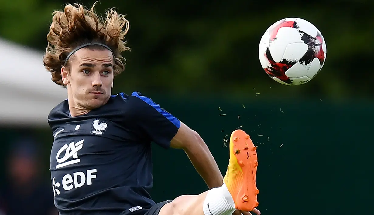 Penyerang Atletico Madrid, Antoine Griezmann berusaha mengontrol bola saat sesi latihan untuk persiapan kualifikasi Piala Dunia 2018 melawan Swedia di Clairefontaine-en-Yvelines (5/6). (AFP Photo/Franck Fife)