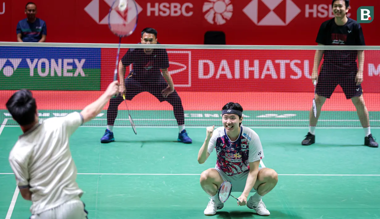 <p>Keseruan laga ekhibisi pebulu tangkis ganda putra Indonesia, Mohammad Ahsan/Hendra Setiawan melawan pasangan Seo Seung-jae dan Kevin Sanjaya dalam acara 'Moment of Honor The Daddies' sebelum laga final Indonesia Masters 2025 di Istora Senayan, Jakarta, Minggu (26/01/2025). (Bola.com/Bagaskara Lazuardi)</p>