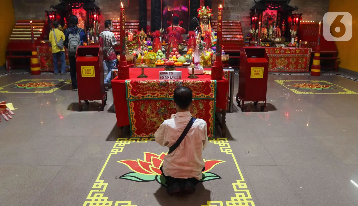 Warga etnis Tionghoa melaksanakan ibadah pada perayaan pergantian tahun baru China (Imlek) 2574 di Wihara Amurva Bhumi Karet, Jakarta, Sabtu (21/1/2023). Tahun Baru Imlek merupakan perayaan hari besar yang memiliki makna dan sangat ditunggu bagi masyarakat Tionghoa. (Liputan6.com/Herman Zakharia)