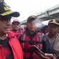 Gubernur DKI Jakarta Anies Baswedan meninjau banjir di kawasan Cipinang Melayu, Jakarta Timur. Rabu (1/1/2020). (Liputan6.com/ Nanda Perdana Putra)