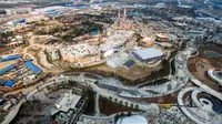 Gambar yang diambil pada 27 Maret 2016 menunjukkan pandangan udara Shanghai Disney Resort dan taman hiburan di Pudong, Shanghai (28/3). Disneyland buatan Cina ini akan dibuka pada 16 Juni mendatang. (AFP/STR/Cina OUT)