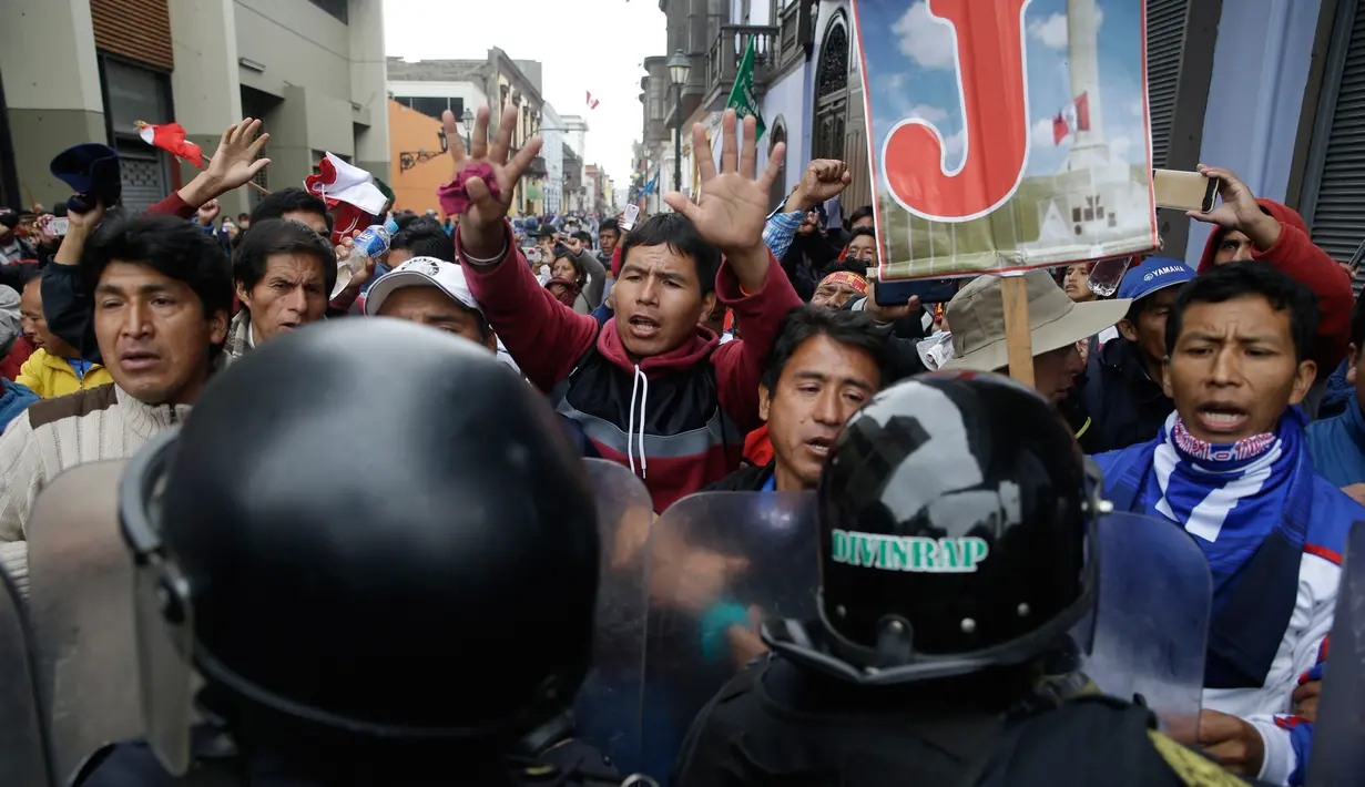 Suasana bentrokan antara guru dan polisi di Lima, Peru,  (24/8). Sejumlah  Guru sekolah umum menuntut kenaikan gaji. (AP Photo / Martin Mejia)
