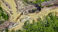 Pemerintah Kabupaten Bener Meriah telah mengumumkan status darurat bencana untuk memobilisasi bantuan dan upaya pemulihan. Tampak dalam foto, sebuah jembatan yang rusak akibat banjir bandang terlihat di Kabupaten Bener Meriah, Provinsi Aceh, pada Kamis 4 Desember 2025. (CHAIDEER MAHYUDDIN/AFP)