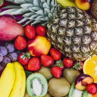Berbagai jenis buah seperti nanas, stroberi, kiwi, pisang, anggur, jeruk (Foto Dok: Freepik/freepik).