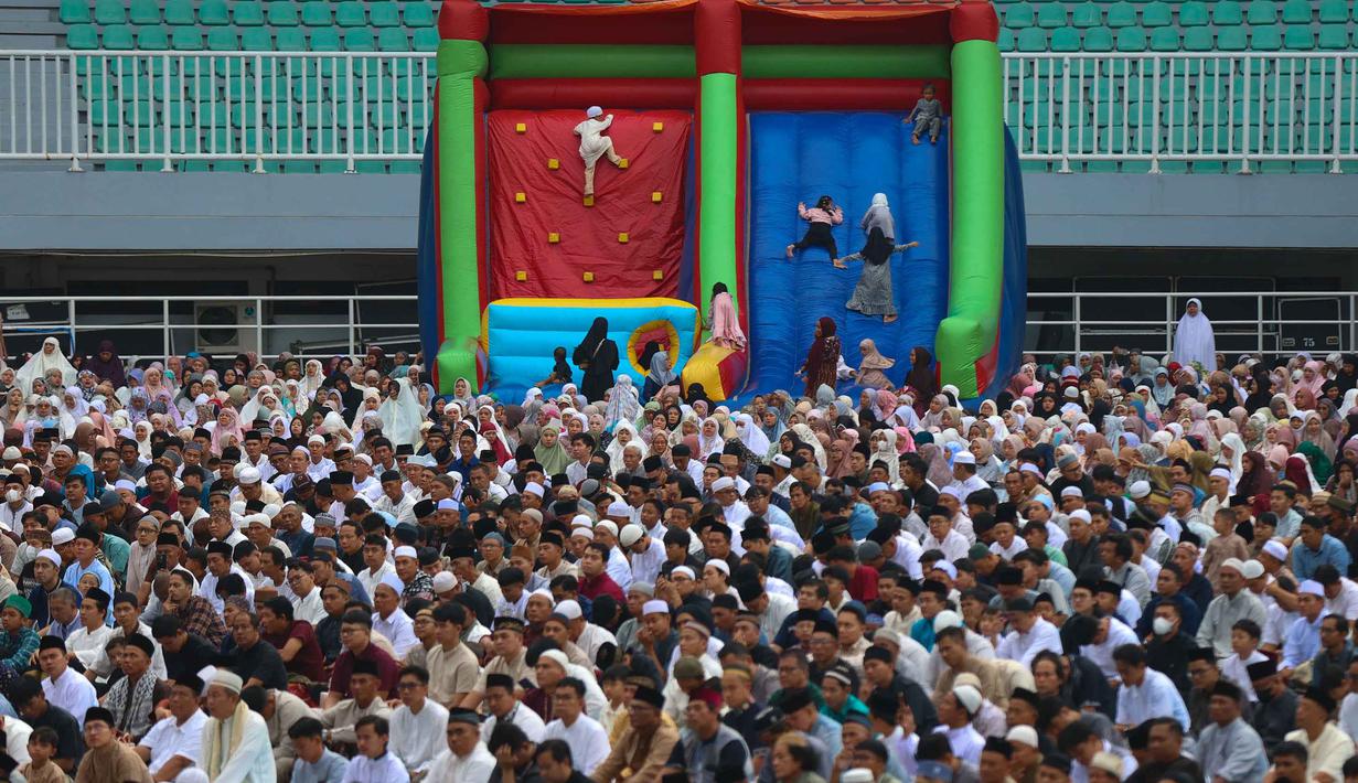 Mereka melaksanakan salat Idulfitri, 1 Syawal 1447 Hijriah. Tampak dalam foto, ribuan umat Muslim saat melaksanakan rangkaian salat Idulfitri 1447 Hijriah di Lapangan Utama Stadion Pakansari, Cibinong, Kabupaten Bogor, Jawa Barat, Sabtu (21/3/2026). (Kapanlagi.com/Budy Santoso)