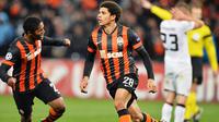 Pemaij Shakhtar Taison (tengah) berselbrasi setelah mencetak gol pada pertandingan sepak bola Liga Champions Grup A antara Shakhtar Donetsk melawan Manchester United di Donetsk, Pada Rabu (2/10/13) waktu setempat. (AFP/Sergei Supinsky)
