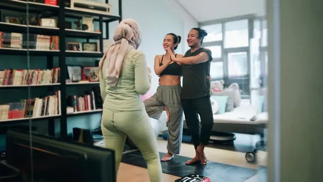 7 Potret Dea Ananda Bersama Suami Kompak Jalani Couple Prenatal Yoga
